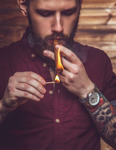 Cigarrnjutning förfinas av att testa olika cigarrmärken. Utforska premiumvarianter som Cohiba, Montecristo eller Padron för en verkligt elegant upplevelse.