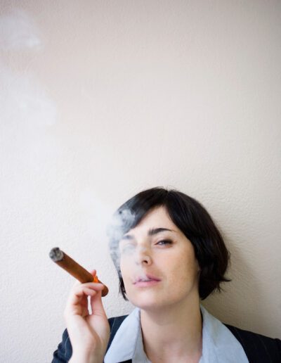 Cigarrnjutning i solnedgången kan ge en extra dimension till smaken. Naturens stillhet förstärker aromerna och skapar en minnesvärd stund.