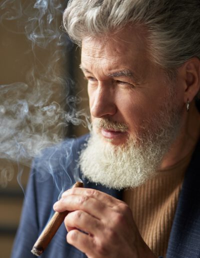 Genom att kombinera cigarrnjutning med mörk choklad eller nötter kan du skapa spännande smakmöten. Dessa tillbehör förstärker tobaksbladens naturliga sötma.