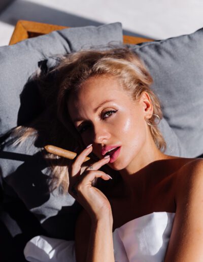 Cigarrnjutning är en upplevelse av doft, smak och estetik. Den lätta rökslöjan, lövens struktur och askans form bildar en helhet att uppskatta.