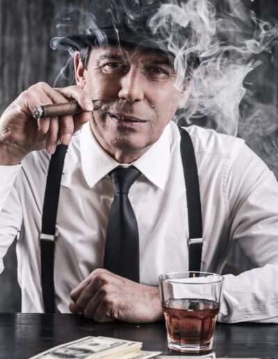 För att skapa en perfekt cigarrnjutning hemma kan du ha ett dedikerat rum eller hörn. Inred med en skön fåtölj, askfat och bra ventilation.