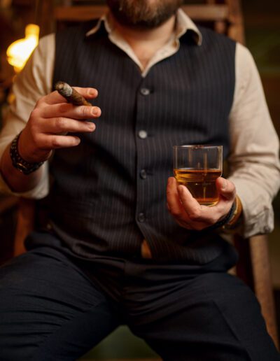 Ge din cigarrnjutning mer djup genom att experimentera med olika wrappers. Mörka Maduro-blad ger ofta en söt, fyllig ton medan Connecticut erbjuder en mildare profil.