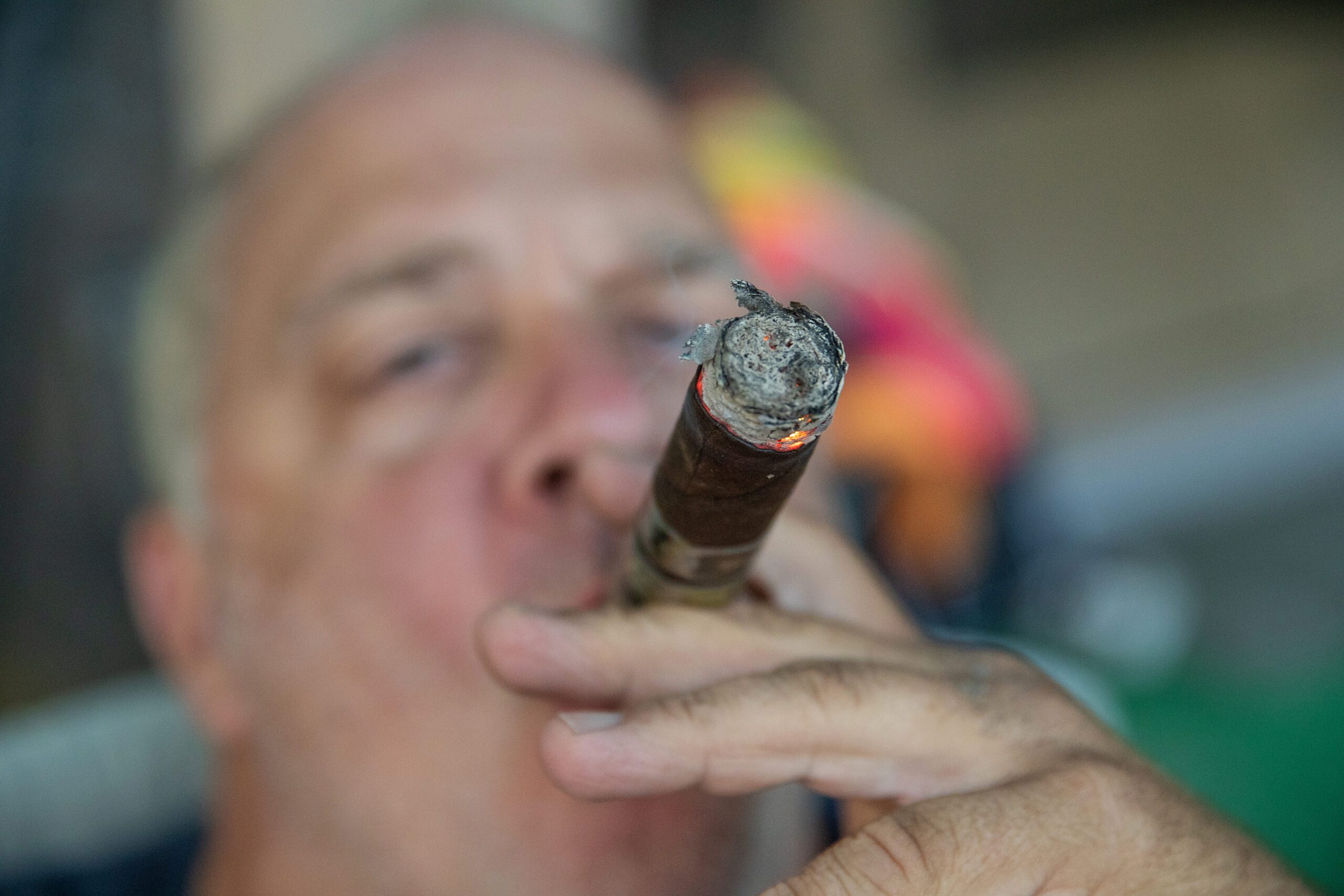 En perfekt cigarrnjutning kräver en väl utvald humidor som bevarar tobaksbladens naturliga arom. På så sätt kan du uppleva cigarrens unika smaknyanser på bästa sätt.